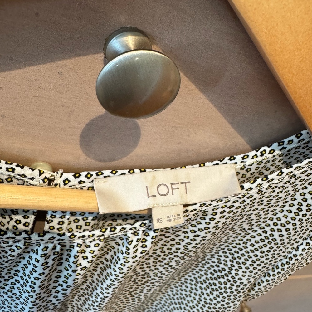 LOFT | Ann Taylor Gray Daisy Pleated Sleeveless Top Size XS - Picture 5 of 7